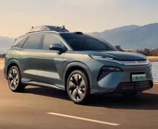 Carro da BYD que estaciona sozinho chega ao Brasil; conheça o Atto 8