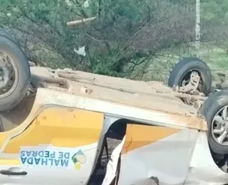Carro da prefeitura capota na BR e deixa quatro pessoas feridas