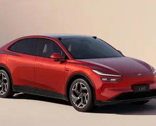 Carro dos sonhos? Com sofá e geladeira, veículo começa a fazer sucesso