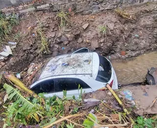 Carro é arrastado por enxurrada e cai em córrego; motorista foi salvo