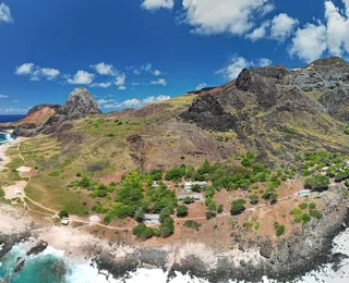 Cenário de filme: esta ilha brasileira esconde um vulcão e plantas gigantes