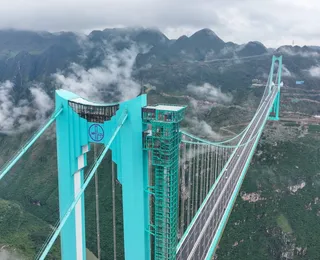 China inaugura ponte mais alta do mundo e reduz viagem de 2h para 2 minutos