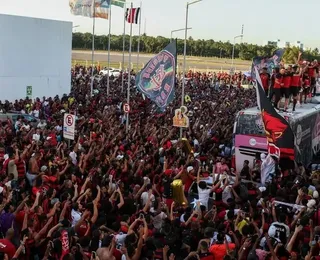 "Clima de guerra": torcida do Vitória enche aeroporto antes do Sport