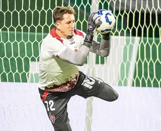 Com problemas no gol, Vitória encaminha solução no caso Thiago Couto