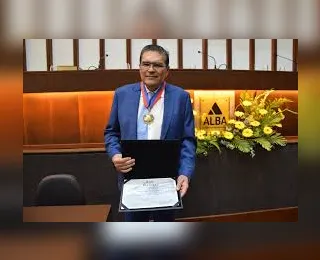 Comenda 2 de Julho para procurador Paulo Carvalho