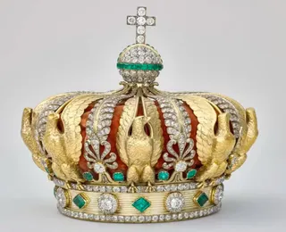Coroa com 1.354 diamantes roubada do Louvre é encontrada
