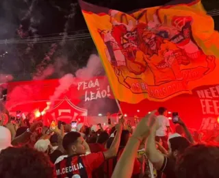 Corredor rubro-negro: torcida empurra Vitória na chegada ao Ba-Vi