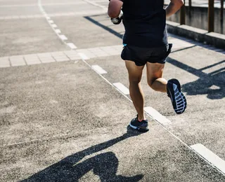 Correr na esteira ou na rua? Descubra os prós e contras de cada treino