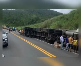 Criança de 2 anos morre e família fica ferida após carreta tombar na BR-116