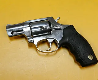 Criança morre por tiro acidental após pegar arma do pai na Bahia