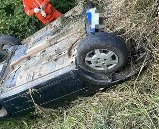 Criança sobrevive em acidente que pais morreram após carro capotar