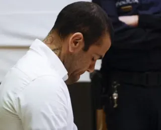 Daniel Alves aparece pregando em missa na Espanha; veja vídeo