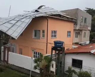 Destelhamentos e quedas de árvore marcam o 3º dia de chuva em Salvador
