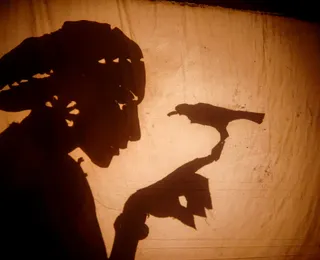 É teatro — mas você não vê o ator: conheça o teatro de sombras