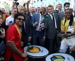 Em Salvador, presidente francês toca tambor com Olodum no Centro Histórico
