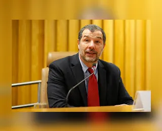 Entre portas giratórias e o homem que escolher crescer