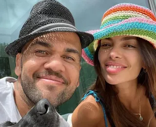 Esposa de Daniel Alves anuncia nascimento de filho do casal