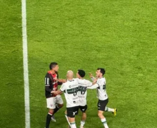 Ex-Bahia dá tapa em Ex-Vitória durante partida da Série B