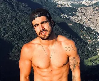 Ex-amante de cantor baiano expõe affair com Caio Castro