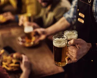 Ex-atriz da Globo é flagrada dormindo em bar após confusão familiar