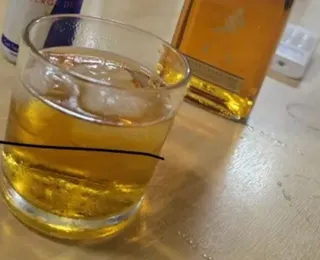 Foto de Whisky em gabinete de prefeito pode gerar CPI na Bahia
