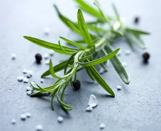 Frasco de alecrim e sal grosso: para que serve colocá-lo dentro de casa