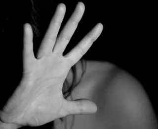 Funcionário é preso após tentar beijar à força colegas de trabalho