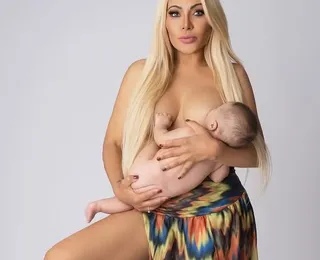 Funkeira é criticada ao postar foto amamentando o filho: "Nada de errado"