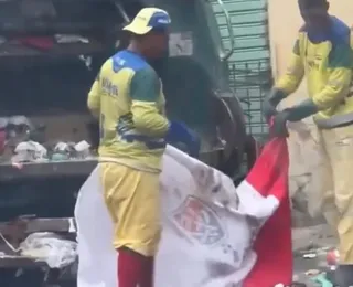 Garis são flagrados utilizando bandeira do Vitória para catar lixo