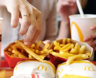 Gigantes do fast food ofertam lanche grátis a descontos de 50%