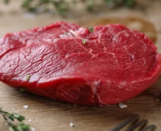 Grande supermercado é condenado após vender carne azul e fedorenta