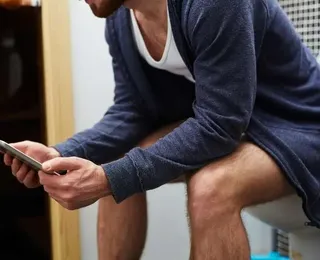 Hábito de usar celular no banheiro eleva em 46% o risco de hemorroidas