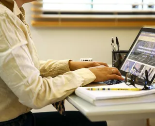 Home office com salário em dólar; saiba como ganhar muito sem sair de casa