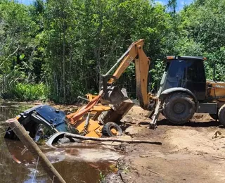 Homem é encontrado morto dentro de retroescavadeira em lago na Bahia