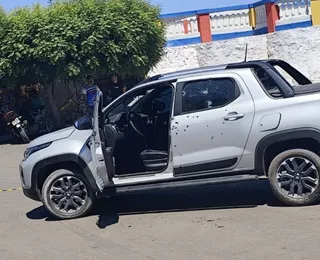 Homem morre e mulher fica ferida em ataque a tiros a carro na Bahia