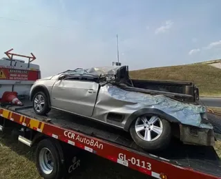 Homem sobrevive após ter carro atingido por caminhão: "Não acreditei"