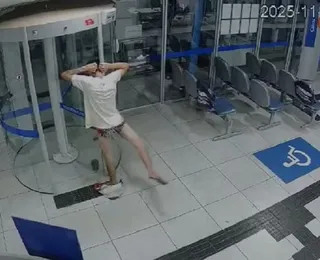 Homem tenta roubar banco, mas fica preso de cueca em porta giratória