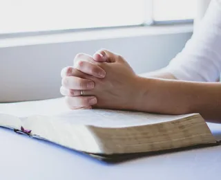 Influenciadora denuncia intolerância após aprovação da Bíblia nas escolas: "Quintal da igreja"