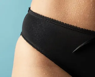 Influenciadora lança calcinha que imita pelos pubianos e valor choca