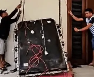 Jeitinho brasileiro? Homem usa bateria de carro para criar sistema solar doméstico - Imagem