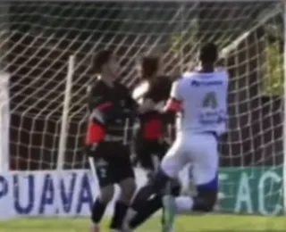 Jogador que reagiu a ato racista recebe pena maior do que o agressor