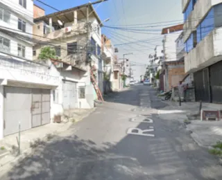 Ladeira na Liberdade é interditada após caminhão tombar na via