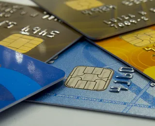 Lei limita juros do cartão de crédito e pode livrar brasileiros das dívidas