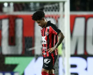 Matheuzinho se pronuncia após sair sentindo o joelho contra o Cruzeiro