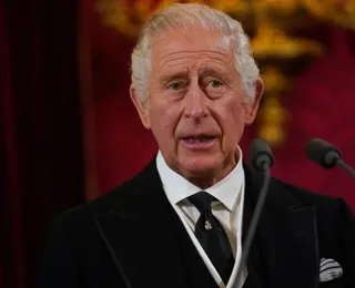 Mecha de cabelo do Rei Charles é colocada à venda por valor inusitado