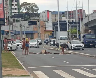 Moradores bloqueiam avenida em Salvador após criança ser baleada