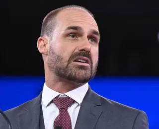 Moraes aponta 'fuga' de Eduardo Bolsonaro e adota medida mais rígida