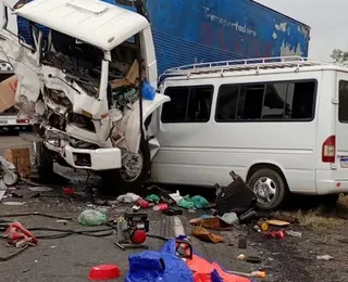 Motorista de van morre em acidente na Bahia após bater em carreta-baú