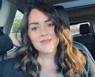 Mulher acorda com o rosto deformado e descobre câncer raro