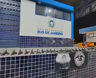 Mulher é presa com 30 pistolas do Comando Vermelho a caminho do Alemão